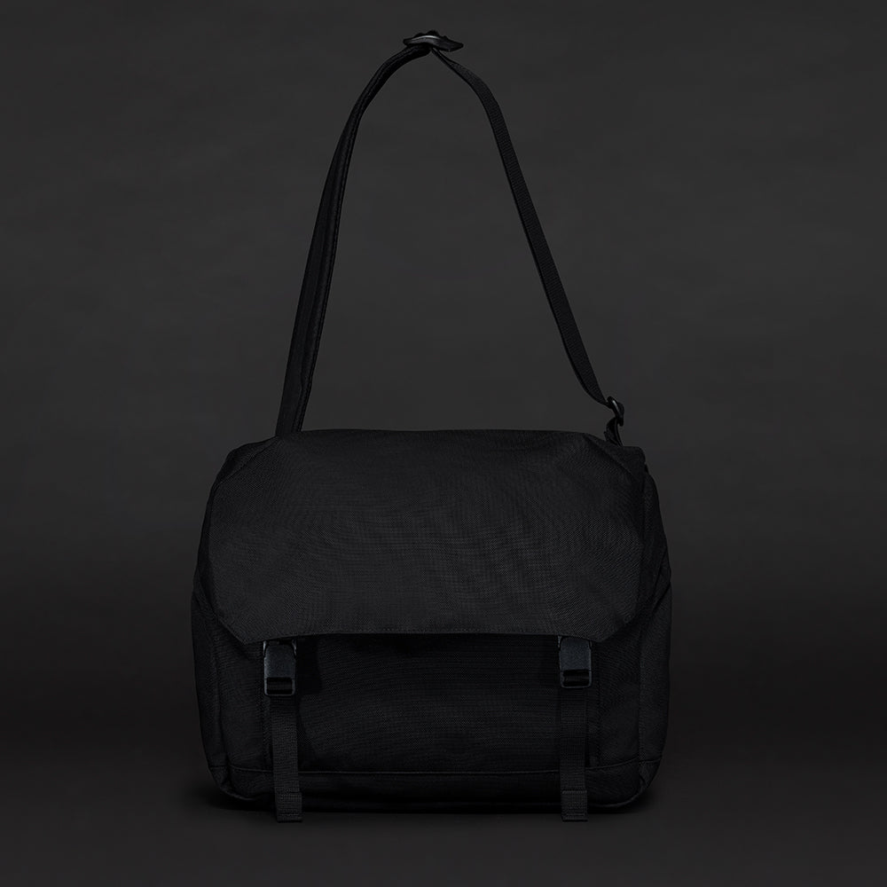 MONOLITH - SHOULDER PRO FLAP M – IN MY BOOK STORE