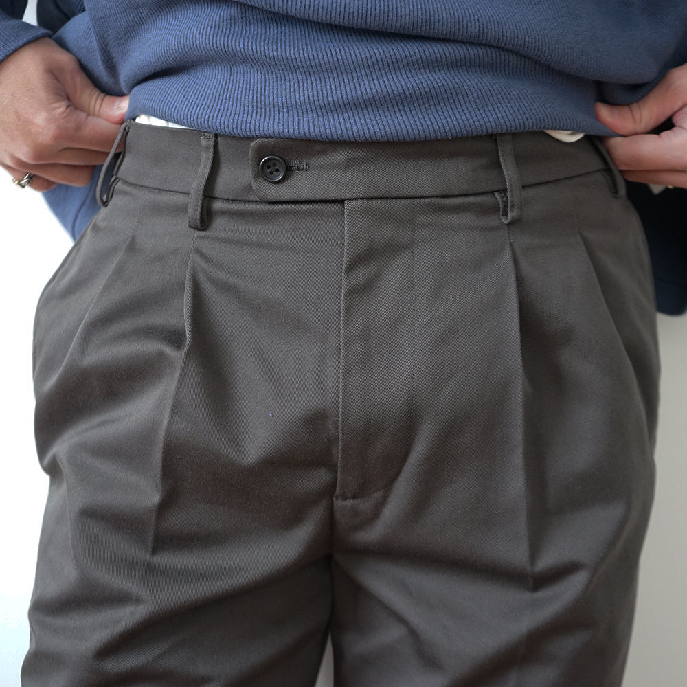 FOUNDOUR - T/C TWILL TUCK TROUSERS