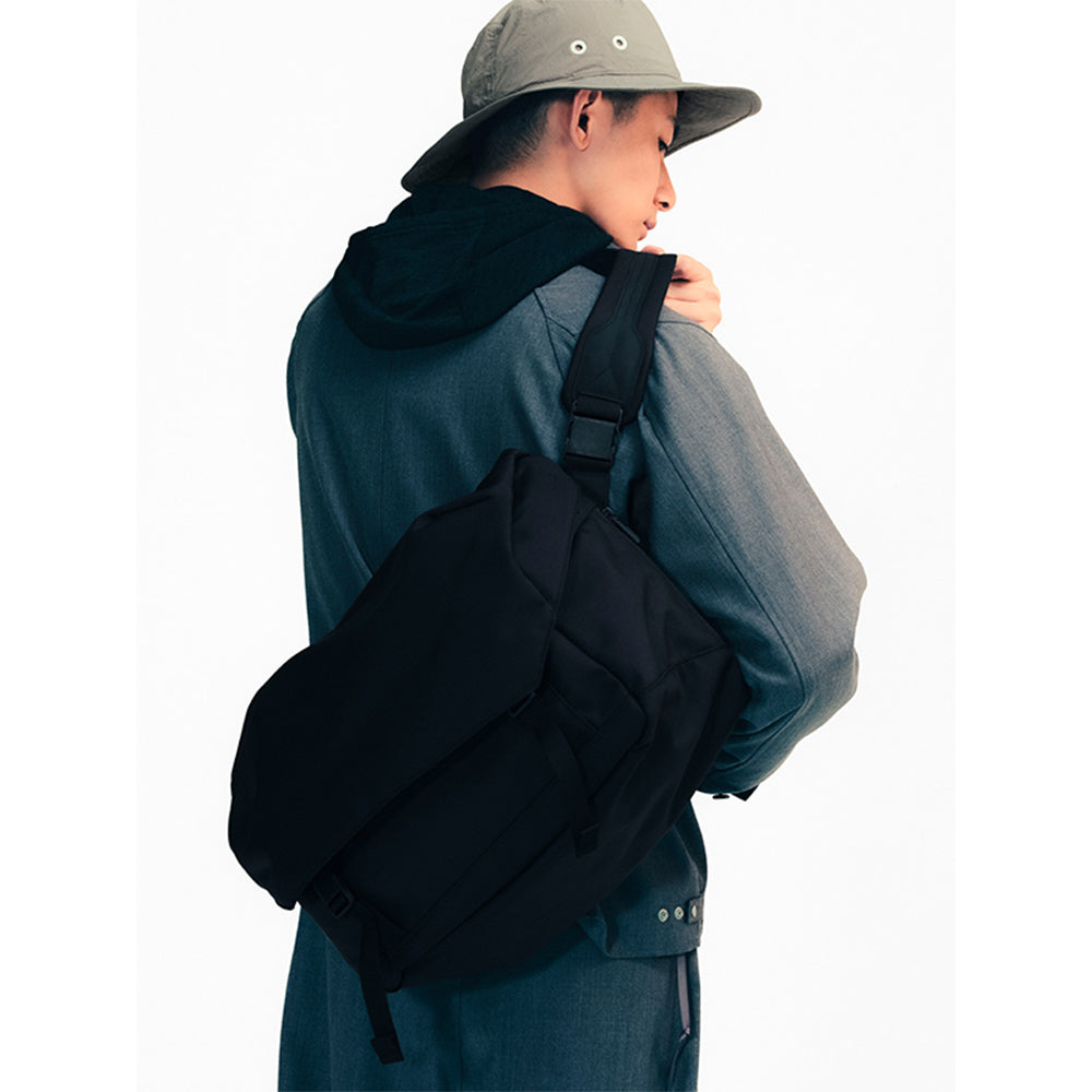 MONOLITH - SHOULDER PRO FLAP M – IN MY BOOK STORE